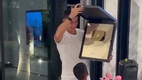 Cristiano Ronaldo já recebeu placa para criadores Ouro do Youtube