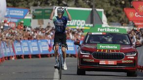 Ben O'Connor aproveita 'siesta' do pelotão para vencer etapa e arrebatar a liderança na Volta a Espanha
