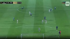 Entrou para o lugar de Coates e colapsou no relvado: grande susto com defesa uruguaio 