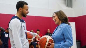 Steph Curry apela ao voto em Kamala Harris: «Juntos vamos continuar a inspirar o mundo»