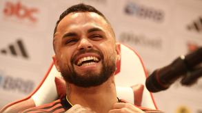 Michael apresentado no Flamengo: «Volto mais feio, mais velho mas também mais experiente»