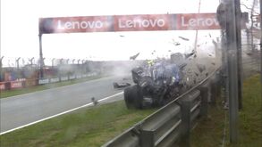 Assustador: carro de Logan Sargeant ficou em chamas após grave acidente nos treinos livres