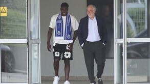 Sorridente e com um cachecol do FC Porto ao pescoço: as imagens da chegada de Samu Omorodion