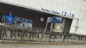 «A mentira do zelador ajudou ao vencedor»: a mensagem dos Super Dragões no exterior do Dragão