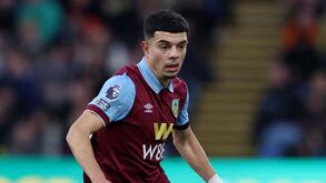 Amdouni volta a ser suplente no Burnley