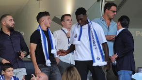 Deniz Gül e Samu Omorodion no Estádio do Dragão para assistir ao FC Porto-Rio Ave