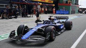 Alex Albon desqualificado e Lewis Hamilton penalizado em três lugares na grelha do GP da Holanda