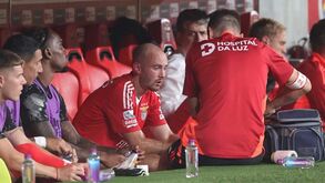 Aursnes lesionou-se sozinho e foi substituído na 1.ª parte do Benfica-E. Amadora