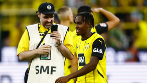 Bynoe-Gittens bisa e dá vitória ao Dortmund sobre o Eint. Frankfurt na estreia na Bundesliga