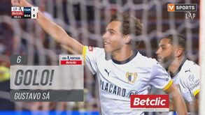 Para ver e rever: Gustavo Sá abriu o livro e marcou este golaço de calcanhar frente ao Boavista