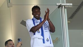 Dragão abraça o fogo: reforços estiveram presentes na bancada