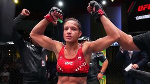 Portuguesa Jacqueline Cavalcanti alcança segunda vitória da carreira no UFC