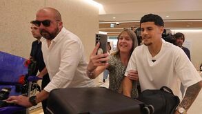 As imagens da chegada de Maxi Araújo a Lisboa: novo reforço do Sporting já tira selfies com adeptos