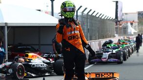Lando Norris mostra supremacia da McLaren e triunfa em 'casa' de Max Verstappen