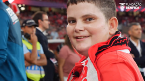 Benfica concretiza sonho de criança que perdeu os pais em explosão