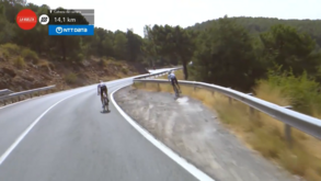 Enric Mas escapa a queda ao estilo... Marc Márquez