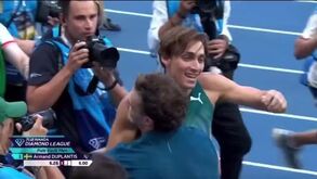 Armand Duplantis volta a bater recorde do mundo do salto com vara