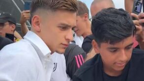 Francisco Conceição chega ao centro médico da Juventus e já dá autógrafos