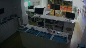 Imagens de videovigilância mostram sismo sentido dentro de loja em Cascais