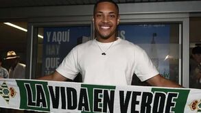 Vitor Roque oficializado no Betis