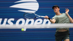 Jannik Sinner bate Mackenzie McDonald e apura-se para segunda ronda do US Open