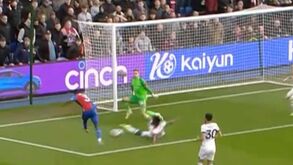 Issa Kaboré reforça Benfica: veja o lateral do Manchester City em ação 