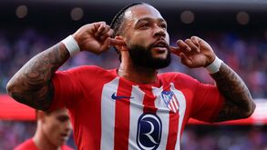 A sonhar alto: Rayo quer juntar Memphis Depay a James Rodríguez