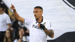 Bruno Gaspar resiste às abordagens