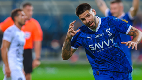 A crónica do Al Hilal-Damac, 3-2: Mitrovic salva a mobília a Jorge Jesus