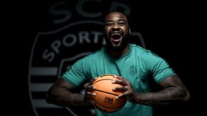 Poste norte-americano Nick Ward é reforço do Sporting