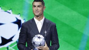 Cristiano Ronaldo após receber prémio especial da UEFA: «Champions e golos são como o ketchup, quando começam não param»
