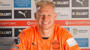Guarda-redes Aaron Ramsdale assina por quatro épocas com o Southampton