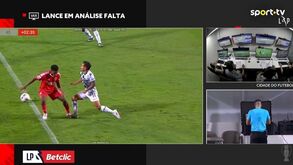 VAR avisou, árbitro viu as imagens e anulou golo do Moreirense ao Benfica por falta sobre Barreiro