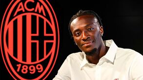 Troca de 'cromos' em Itália: Milan empresta Saelemaekers à Roma e recebe Tammy Abraham