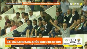 O momento em que Rui Costa deixa a bancada depois do golo do Moreirense e é contestado