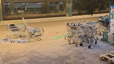 Contraste: Carrinhos de supermercado à porta da sede da Torcida Verde e... normalidade na 'casinha' da Juve Leo