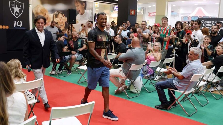 Extremo foi apresentado no Estrela da Amadora
