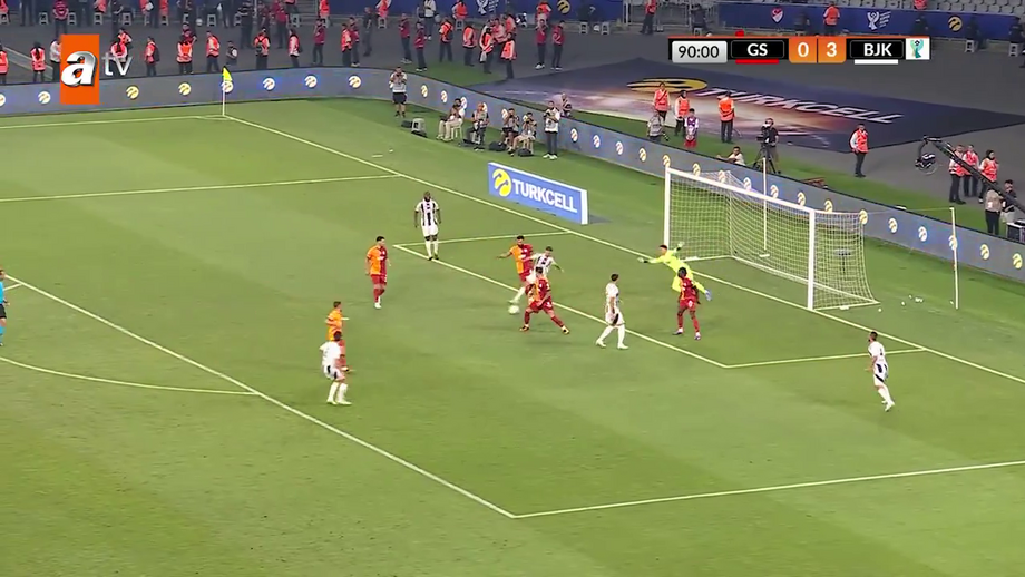 Avançado português também assistiu na goleada ao Galatasaray, o atual bicampeão turco