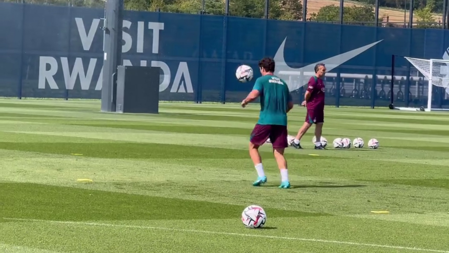 Ex-Benfica colocou a bola dentro da baliza... estando atrás do alvo