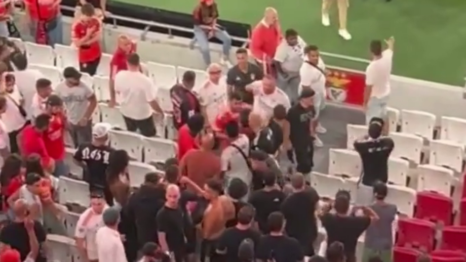 Na zona dos 'No Name Boys', no topo sul do estádio, que obrigaram à intervenção da polícia