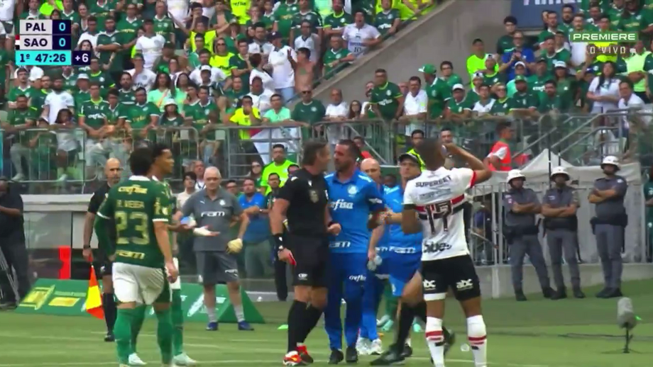 João Martins viu o amarelo, continuou com as críticas e acabou... expulso no Palmeiras-São Paulo