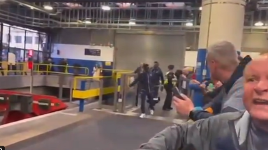 Equipa regressou a casa de comboio e ouviu das boas na estação