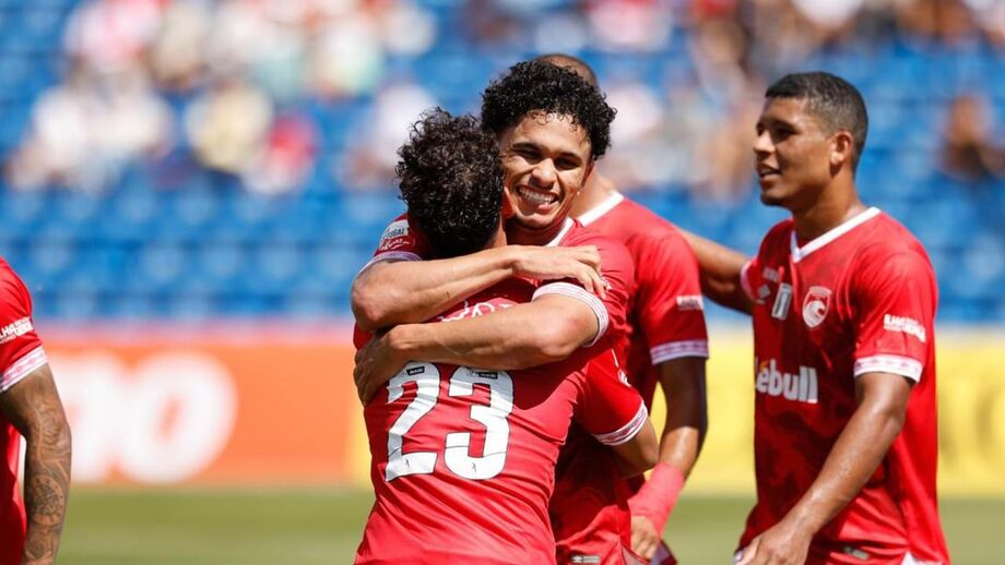 Jogadores do Santa Clara festejam o segundo golo