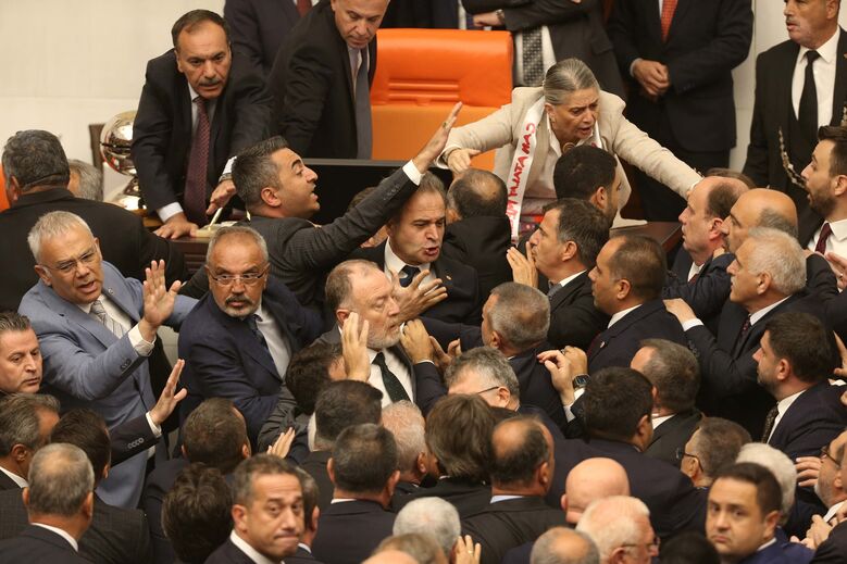 Três deputados feridos numa luta com murros e pontapés no parlamento 
