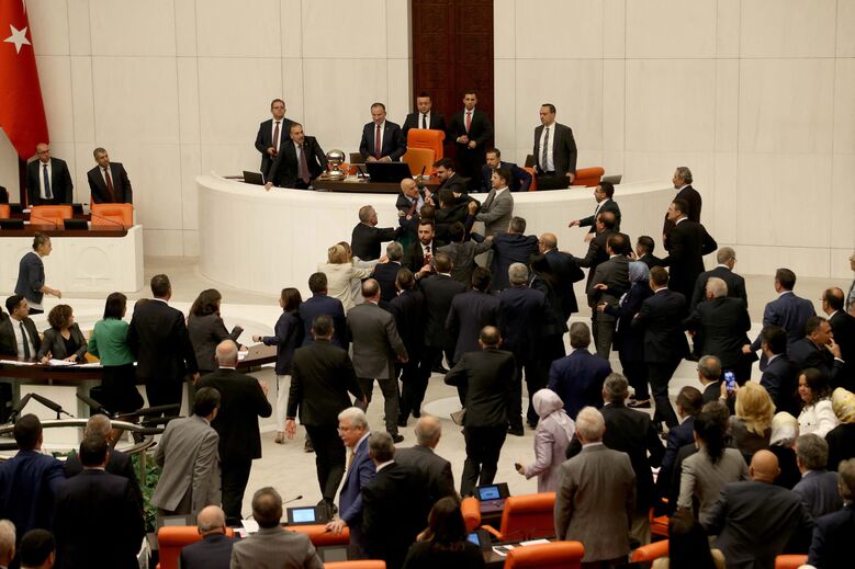 Três deputados feridos numa luta com murros e pontapés no parlamento 