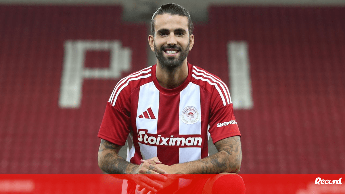 As primeiras imagens de Sérgio Oliveira como reforço do Olympiacos