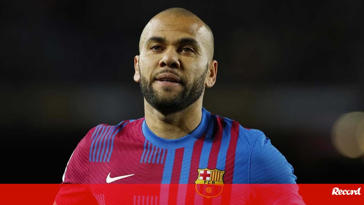 Dani Alves 'regressa' ao futebol... em liberdade condicional