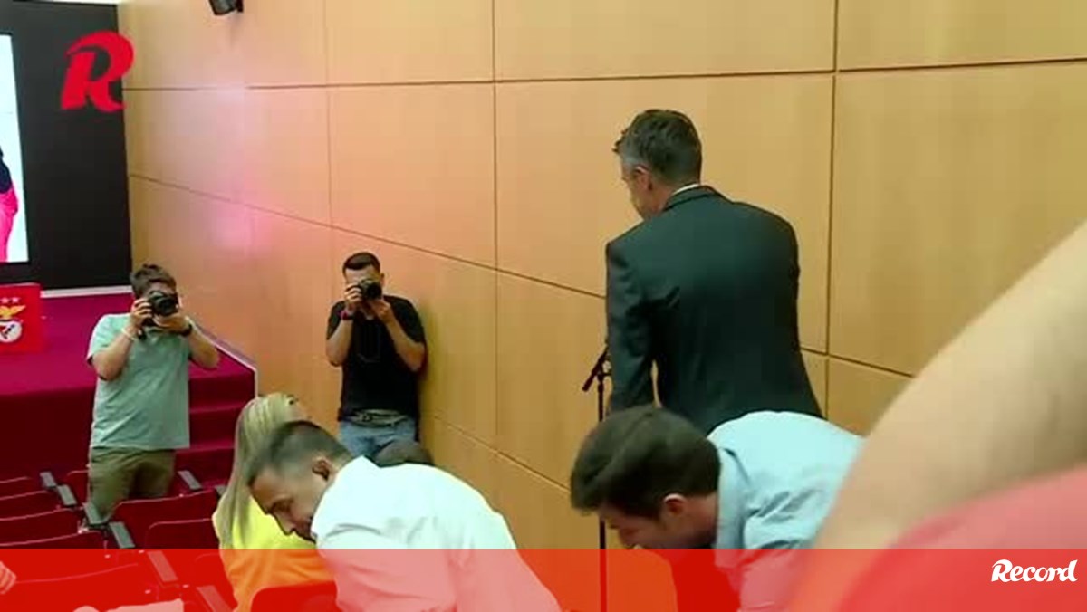 O momento em que Bruno Lage deixa de falar para... cumprimentar os ...