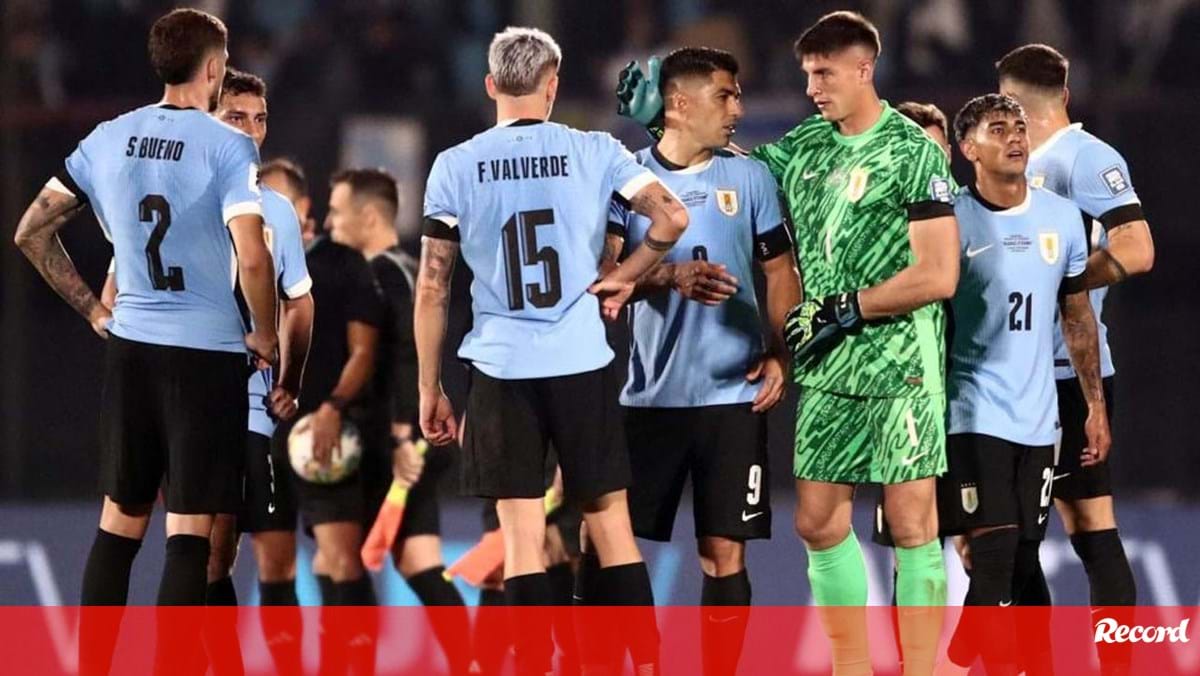 Maxi Araújo titular na despedida de Luis Suárez da seleção do Uruguai