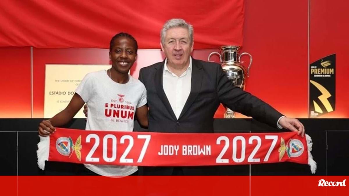 Jody Brown chega ao Benfica depois de três meses retida